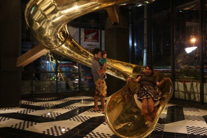 Hotel Ini Punya Fasilitas Perosotan Khusus Tamu yang Ingin ke Lantai Bawah