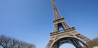 Puncak Menara Eiffel dapat Berayun