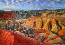 Pemandangan Menakjubkan dari Gunung Pelangi Danxia di Cina