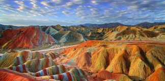 Pemandangan Menakjubkan dari Gunung Pelangi Danxia di Cina