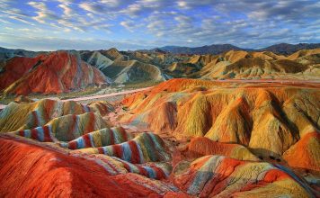 Pemandangan Menakjubkan dari Gunung Pelangi Danxia di Cina