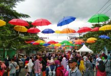 Tahu Gak! Ada Ratusan Payung Bergelantungan di Banjar