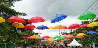 Tahu Gak! Ada Ratusan Payung Bergelantungan di Banjar