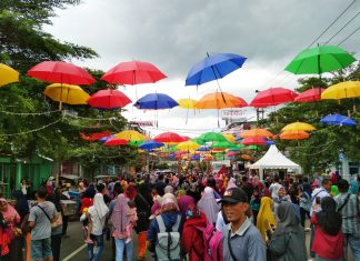 Tahu Gak! Ada Ratusan Payung Bergelantungan di Banjar
