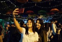 Wanita Cantik Hiasi Wisata Payung Malam di Banjar