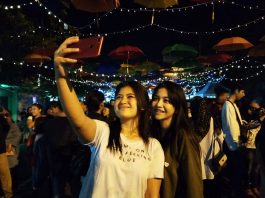 Wanita Cantik Hiasi Wisata Payung Malam di Banjar