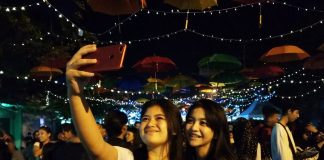 Wanita Cantik Hiasi Wisata Payung Malam di Banjar