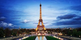 Wisatawan Disarankan Tidak Memotret Menara Eiffel di Malam Hari, Kenapa?