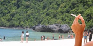 Merokok di 24 Pantai di Thailand Ini Kamu Bisa Dipenjara!