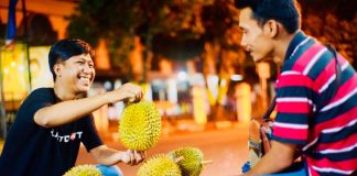 Manisnya Durian Montong, Sensasi Jalan-jalan Malam di Banjar