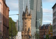 Menara Kuno Diapit Gedung Modern Hiasi Kota Frankfurt