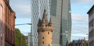 Menara Kuno Diapit Gedung Modern Hiasi Kota Frankfurt