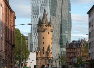 Menara Kuno Diapit Gedung Modern Hiasi Kota Frankfurt