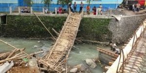 Jembatan ambruk