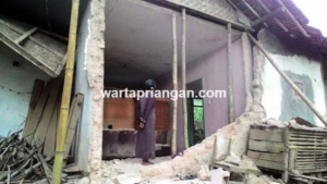 gempa tasikmalaya mengakibatkan rumah ini nyaris roboh