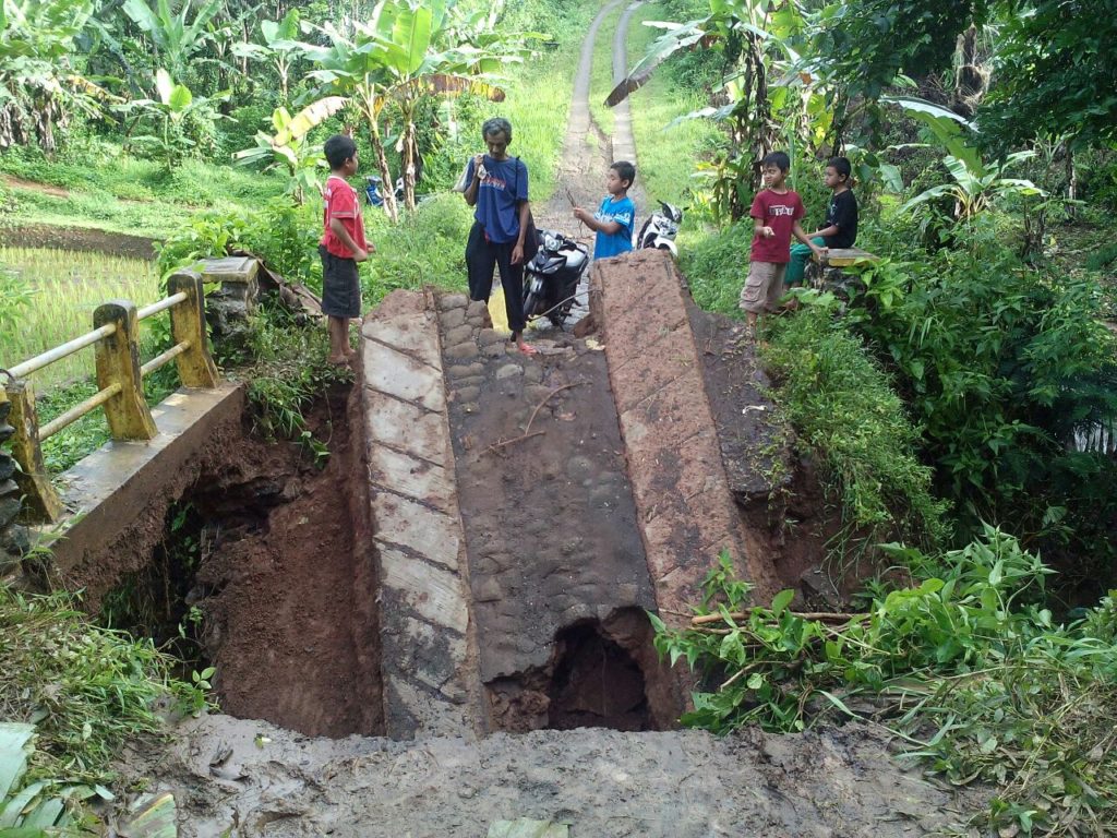 jembatan di pangandaran putus