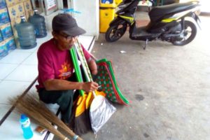 penjual sapu keliling di banjar