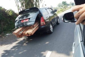 mobil dinas mengangkut kayu di tasikmalaya