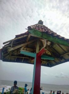 dinas pariwisata pangandaran pantai batuhiu