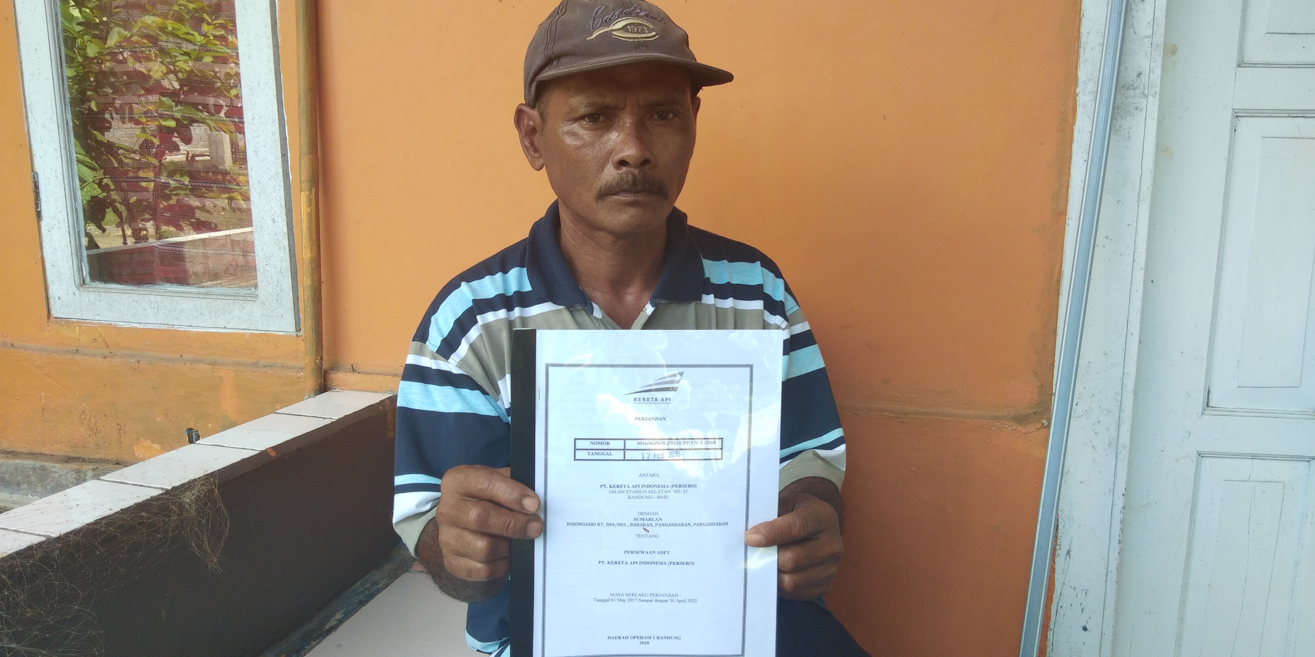 Sumarlan (48) penyewa lahan PT KAI menunjukan surat perjanjian sewa yang diterbitkan PT KAI